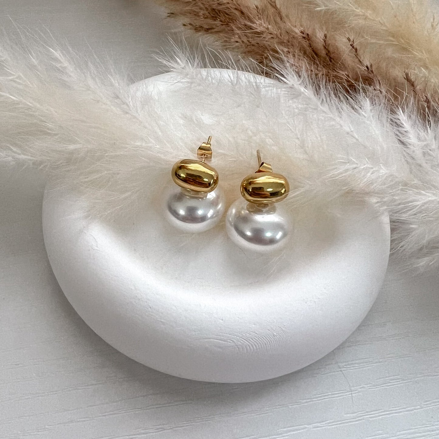 Pearl Classy Gold Stud